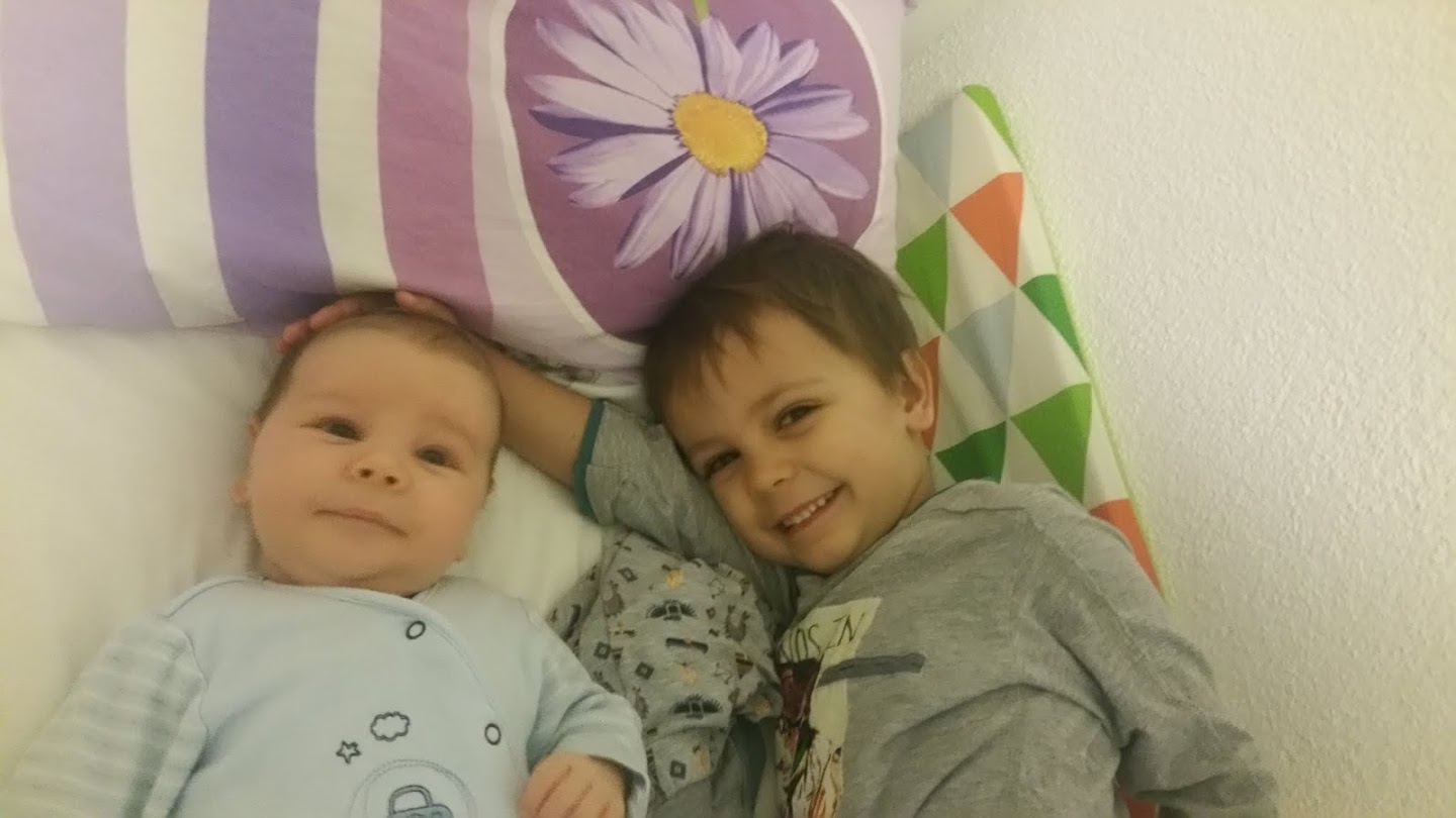 Prima dată in pat la frate-meu. Nu știe ce-l așteaptă...